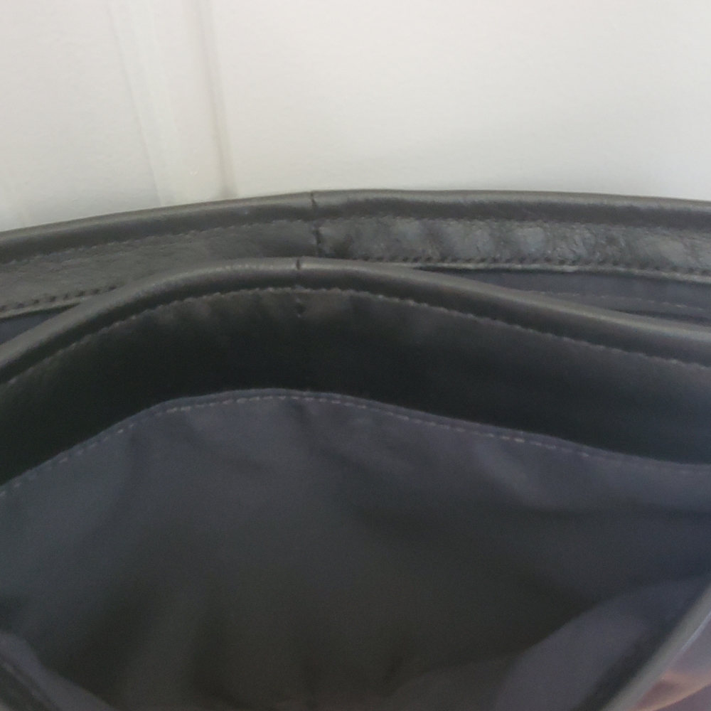 Coach black soft leather purse in good condition with silver hardware - Picture 6 of 10